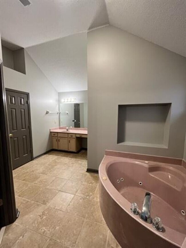 Building Photo - Beautiful 3-Bedroom House in Oakland – Per...