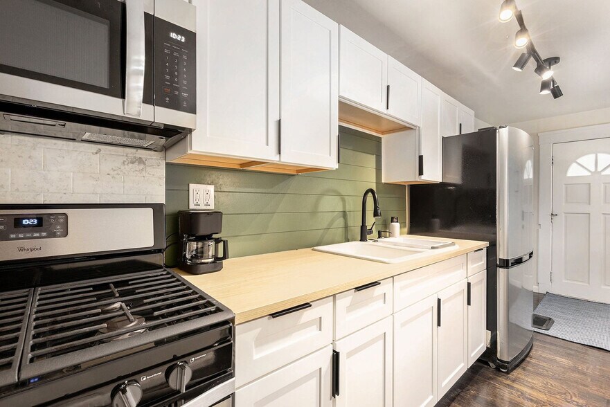 Building Photo - 37 Gold Ave NW