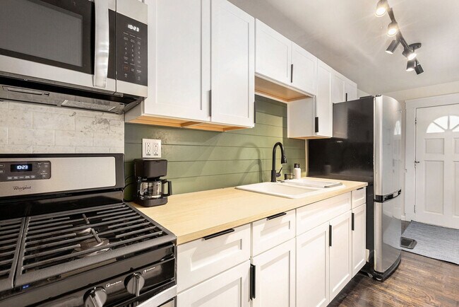 Building Photo - 37 Gold Ave NW