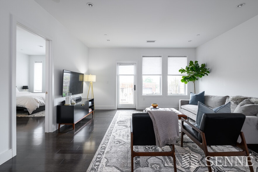 Building Photo - 2 W 6th St