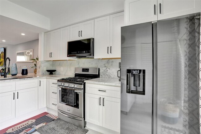 Building Photo - 7921 Sanibel Dr