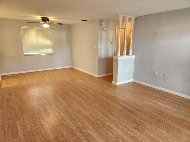 Building Photo - 3/1 1042 sq ft home Accepting Standard and...