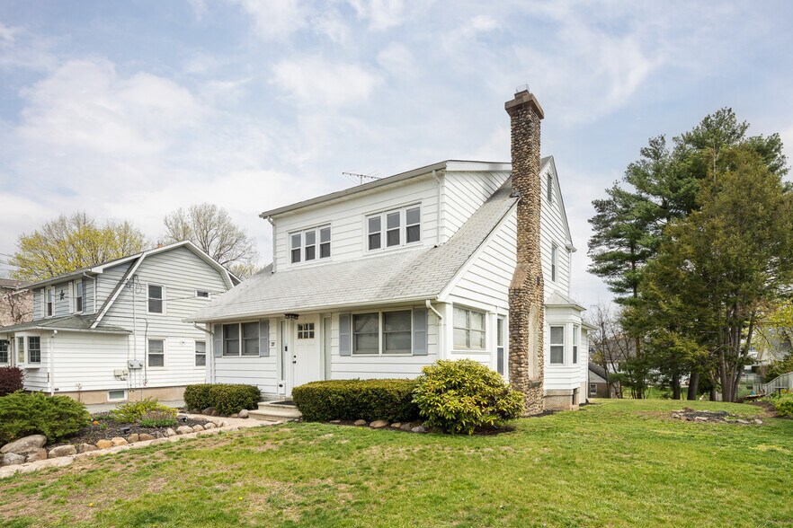 Building Photo - 37 2nd Ave