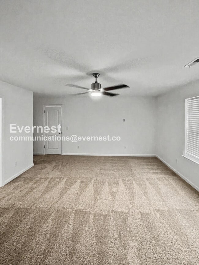 Building Photo - 3 Bed, 2.5 Bath Home with Fenced Yard & Garage / Available Now!