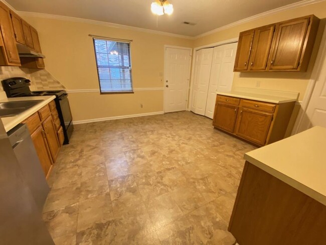 Building Photo - PRICE IMPROVEMENT!!  CHARMING 2 BEDROOM CO...