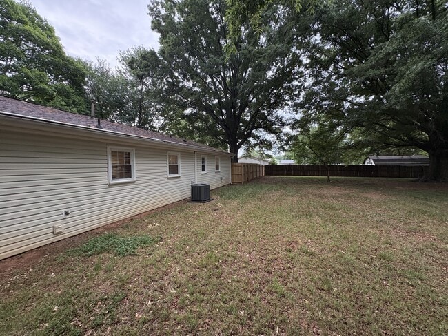 Building Photo - 924 Chalet Dr