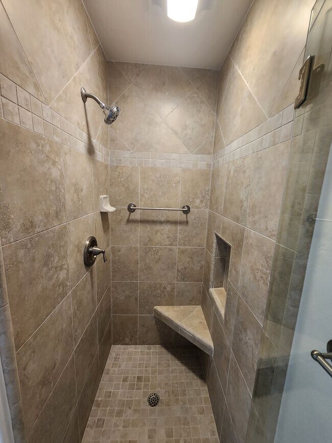 Building Photo - 4950 Rosehedge Dr
