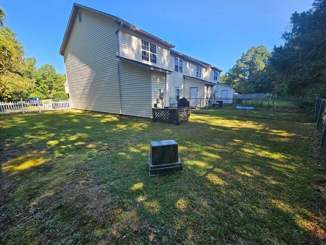 Building Photo - Well maintained Townhome w/ Large Yard