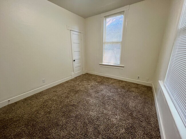 Building Photo - Downtown Red Bluff Victorian 3 bedroom 1 bath Home