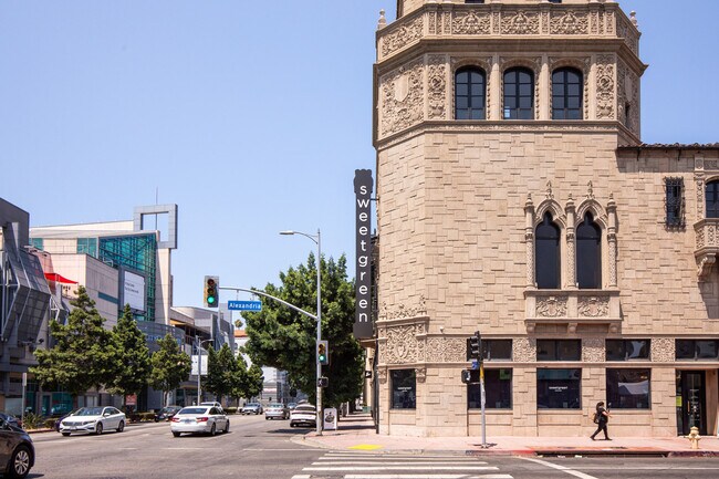 Building Photo - 136 S Virgil Ave