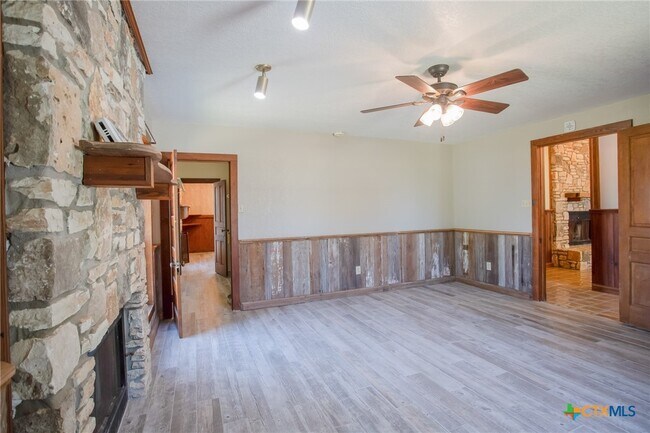 Building Photo - 4692 S E River Rd