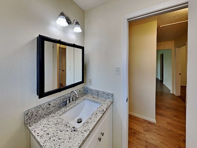 Building Photo - 9812 Robin St