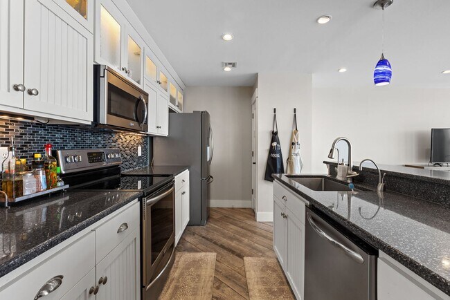 Building Photo - DOWNTOWN AREA