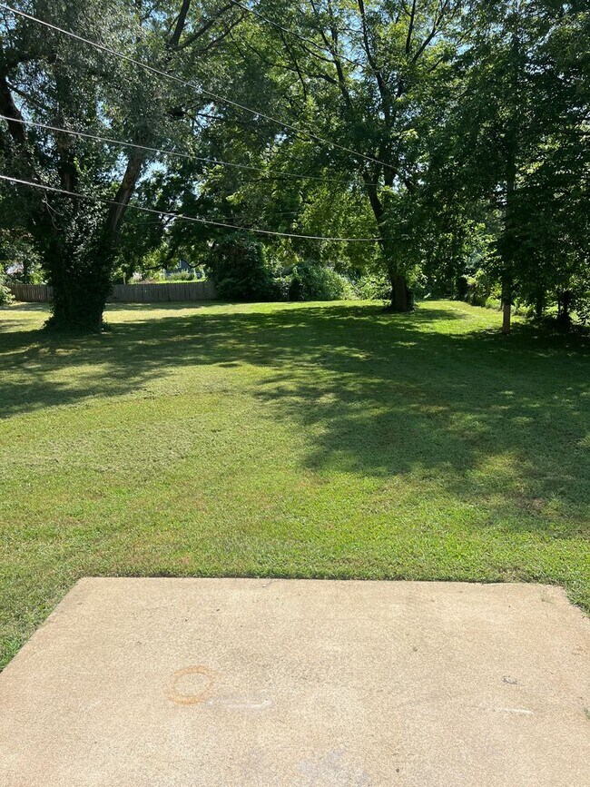 Building Photo - 3 bedroom/2 bath house with one car garage