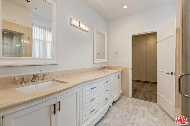 Building Photo - 323 N Palm Dr