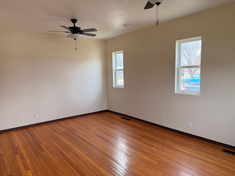 Building Photo - 302 E Sandstone St