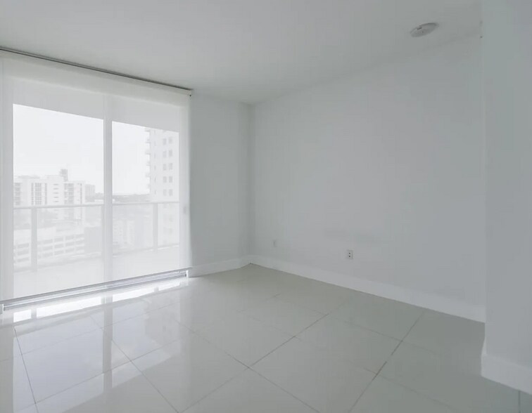 Building Photo - 1010 SW 2nd Ave