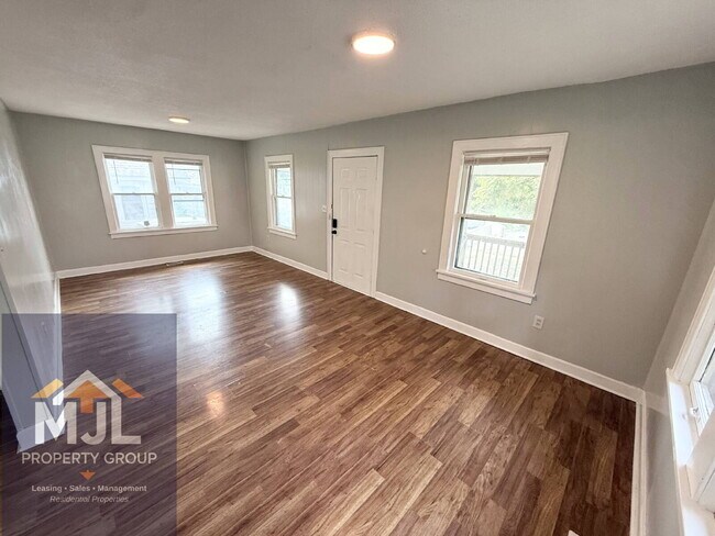 Building Photo - Updated 3 Bedroom / 1 Bath Home In KCMO *READY NOW*