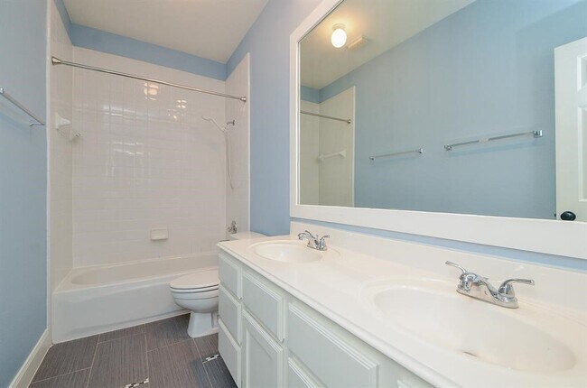 Building Photo - 1723 Crescent Green Dr