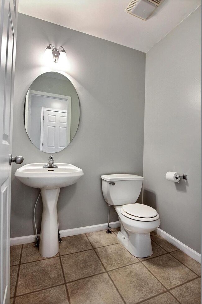 Building Photo - 3 bedroom / 2.5 bathroom Duplex for Rent in Valparaiso