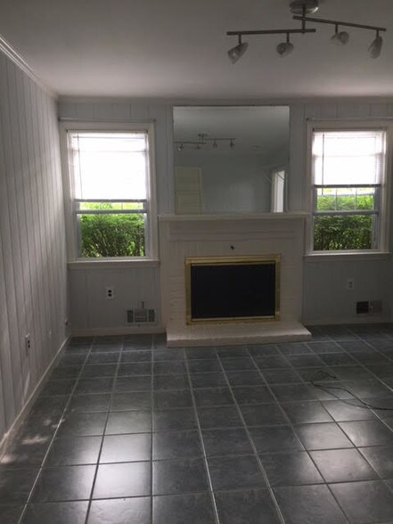 Building Photo - 633 N Nelson St