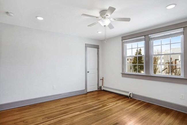 Building Photo - Chic 1 Bedroom Abode Just Off of H Street!...