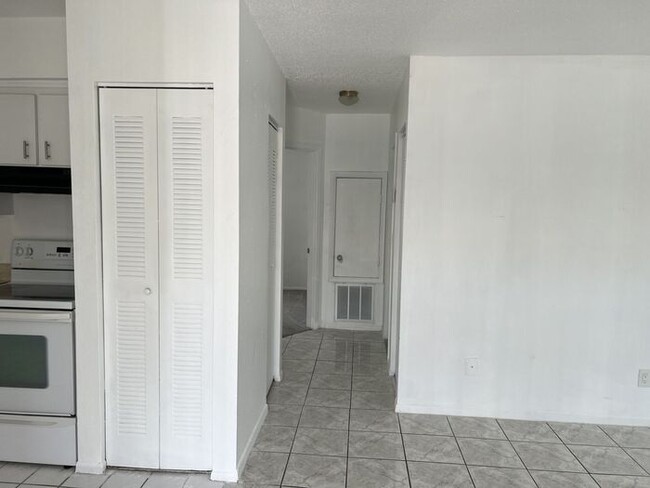 Building Photo - Beautiiful Palm Gardens 2 bedroom, 1 bath ...