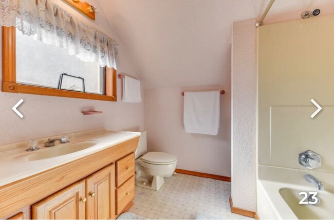 Building Photo - 770 E Country Club Drive East