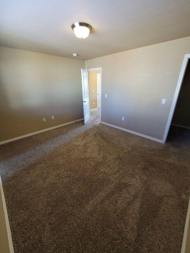 Building Photo - Spacious 4 Bedroom for Rent on Desert Lily