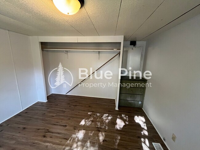 Building Photo - 4530 S 5th Ave