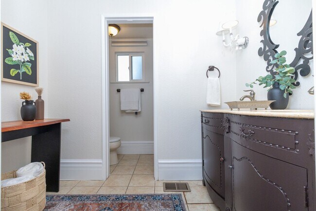 Building Photo - 703 Manzanita Ave