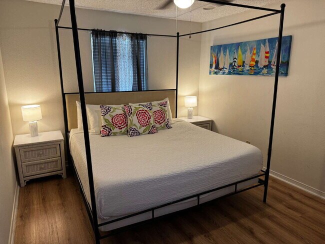 Building Photo - Move-in Special- $200.00 Off First Months Rent