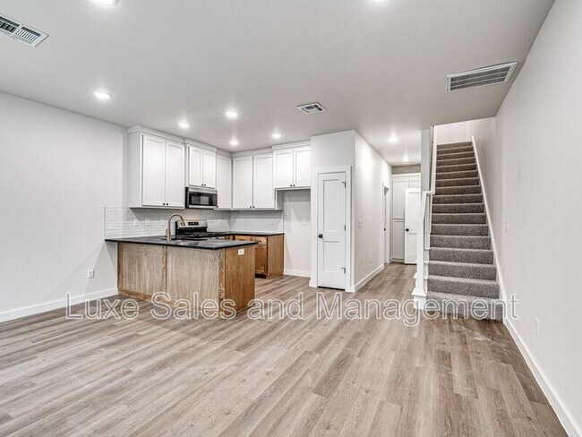 Building Photo - 618 W 2nd St