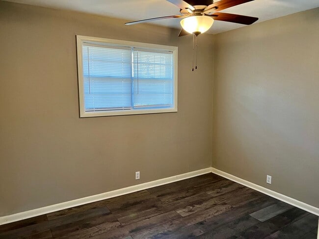 Building Photo - FOR RENT - 3 Bedroom, 1 Bath!