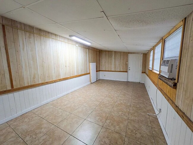 Building Photo - 5365 E Parkway Dr
