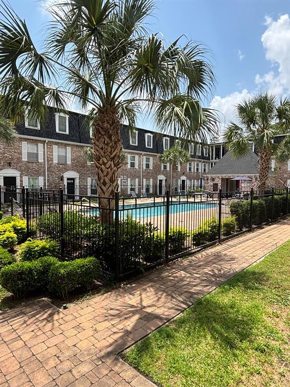 Building Photo - 357 N Post Oak Ln