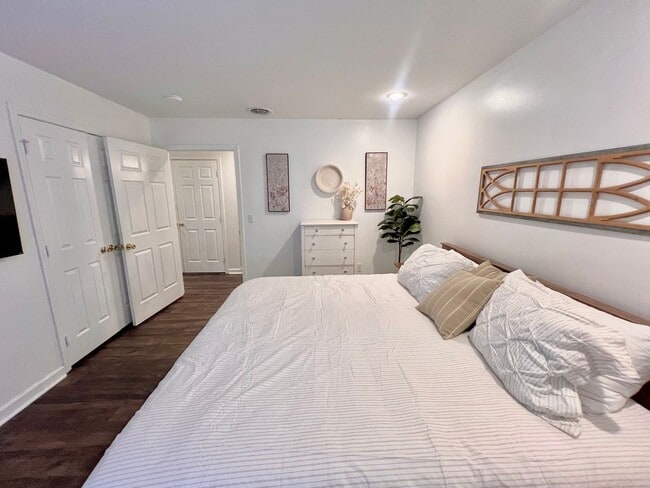 Building Photo - 707 Bagwell Ct