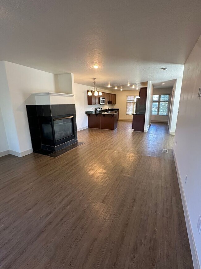 Building Photo - GET $1000 OFF THE FIRST MONTHS RENT!!!