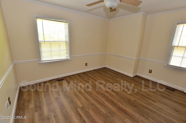 Building Photo - 1633 Country Club Rd