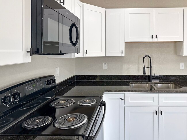 Building Photo - 2 Bed / 1 Bath / Detached Garage