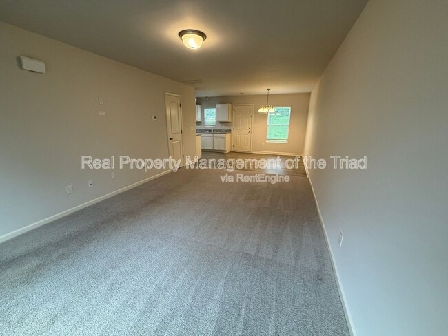 Building Photo - 3918 Vershire Ave