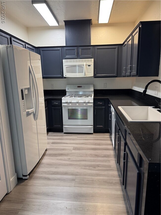 Building Photo - 6868 Sky Pointe Dr