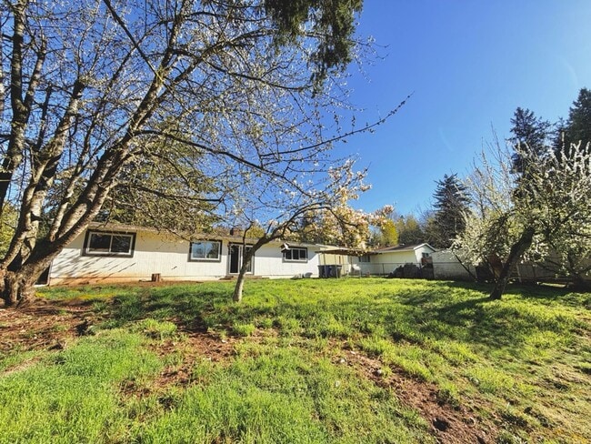 Building Photo - Charming 4BR Home with Huge Yard - W/D and Garage