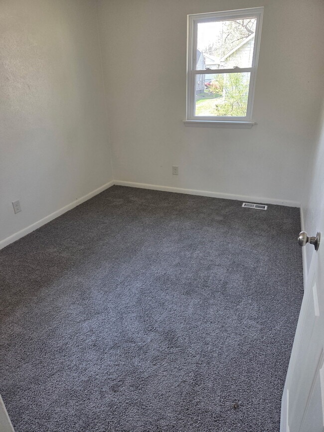 Building Photo - 1022 W Thrush Ave