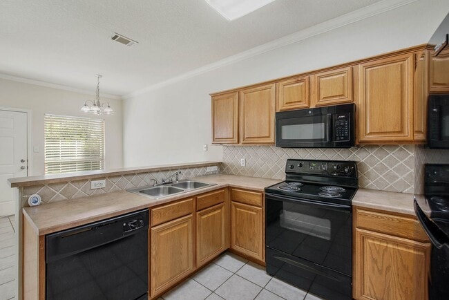 Building Photo - SUBLEASE AVAILABLE IMMEDIATELY!  Great 4 Bedroom 4 Bathroom Townhome on the Bus Route