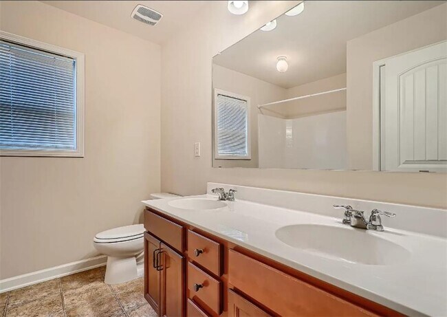 Building Photo - 710 Collingsworth Ln NE