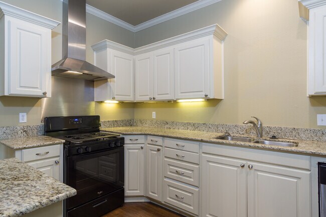 Building Photo - South Highlands