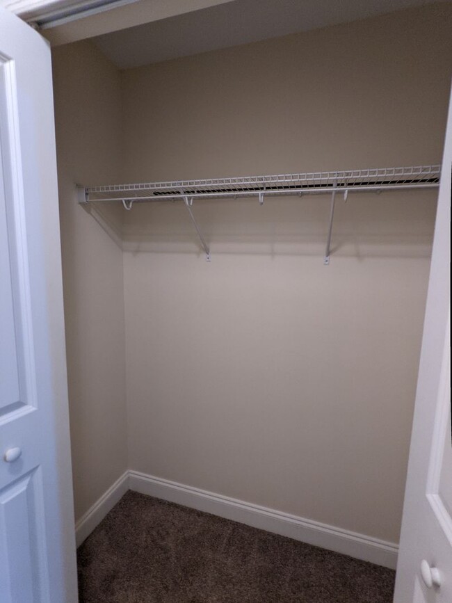 Building Photo - Spacious Condo off Hendersonville Rd