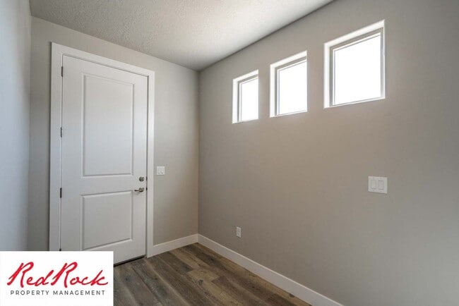 Building Photo - 3 Bedroom Hurricane Townhome With Scenic Views