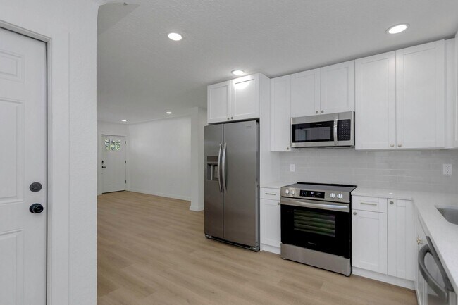 Building Photo - 2710 Boca Ciega Dr N